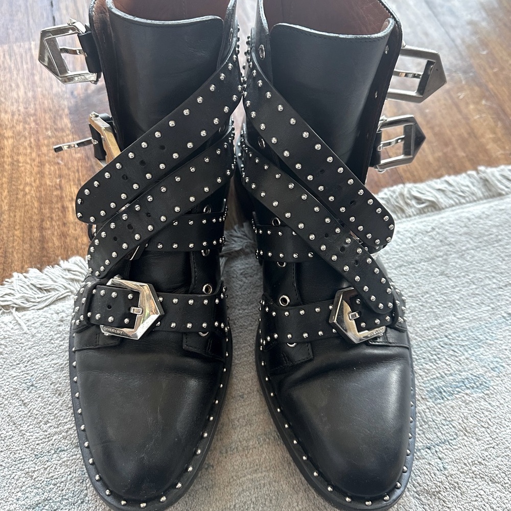 GIVENCHY BLACK LEATHER BOOTS 39

Excellent pre owned condition